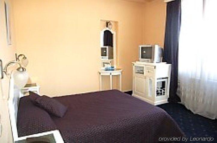 Elite Hotel Oradea Habitación foto